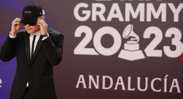 Bizarrap recibió el Grammy Latino a la Mejor Canción Urbana por su tema junto a Quevedo. EFE