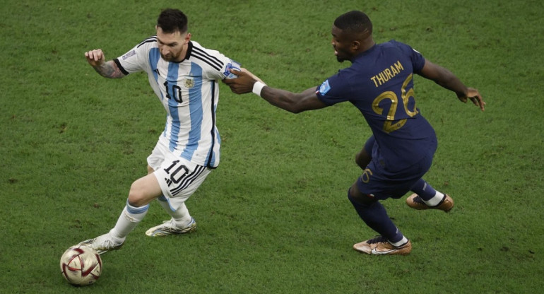 Lionel Messi marcado por Marcus Thuram. Foto: Reuters.
