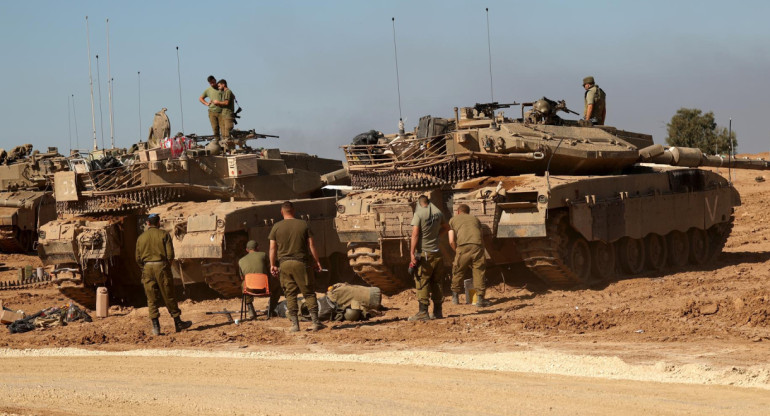 Tanques israelíes en la Franja de Gaza. Foto: EFE.