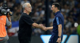 El saludo entre Marcelo Bielsa y Lionel Scaloni. Foto: NA.