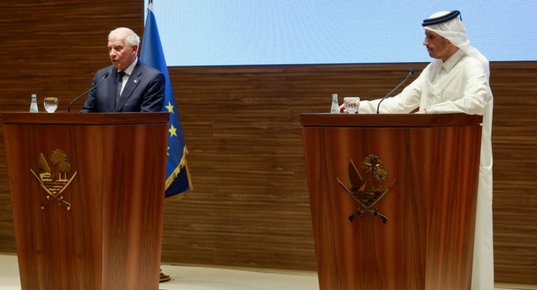 Primer ministro qatarí con Josep Borrell. Foto: Reuters.