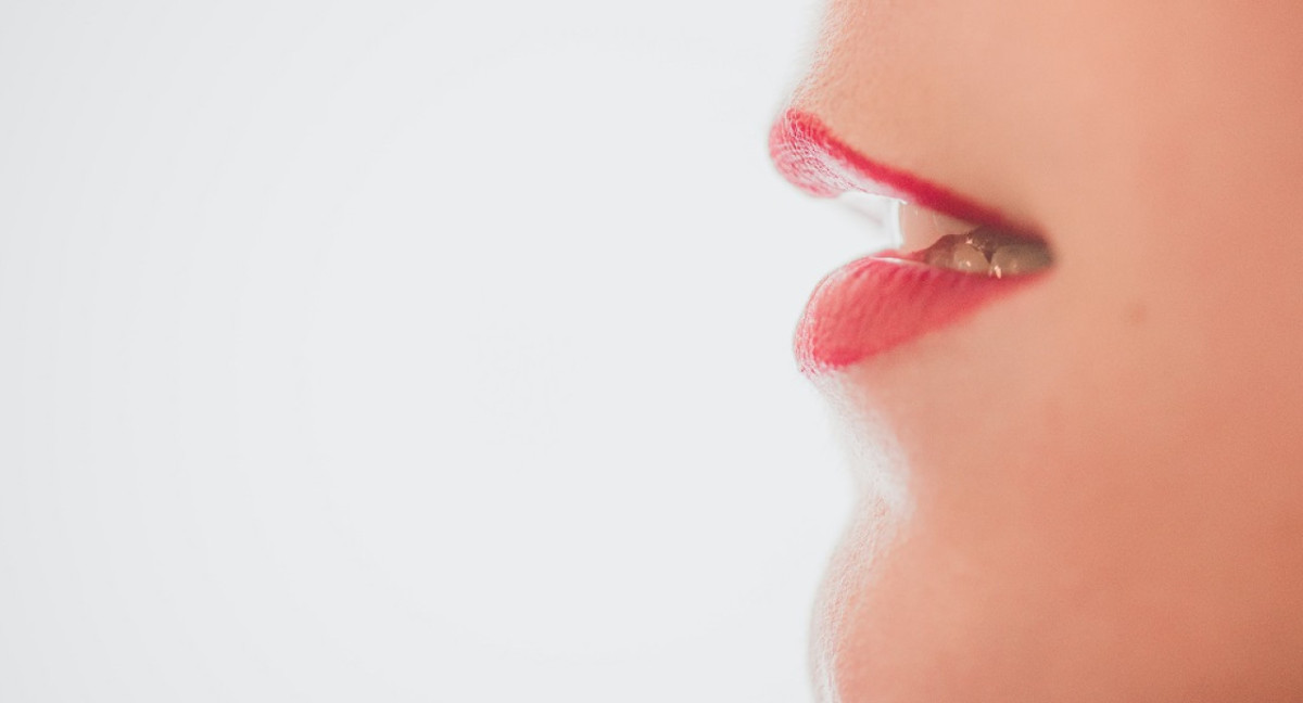 Cuando el hábito de morderse los labios pasa a ser un trastorno nervioso se le denomina “dermatofagia”. Foto: Unsplash.