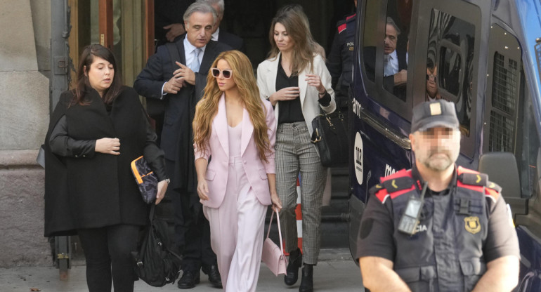 Shakira a la salida de la Audiencia de Barcelona. Foto: EFE.