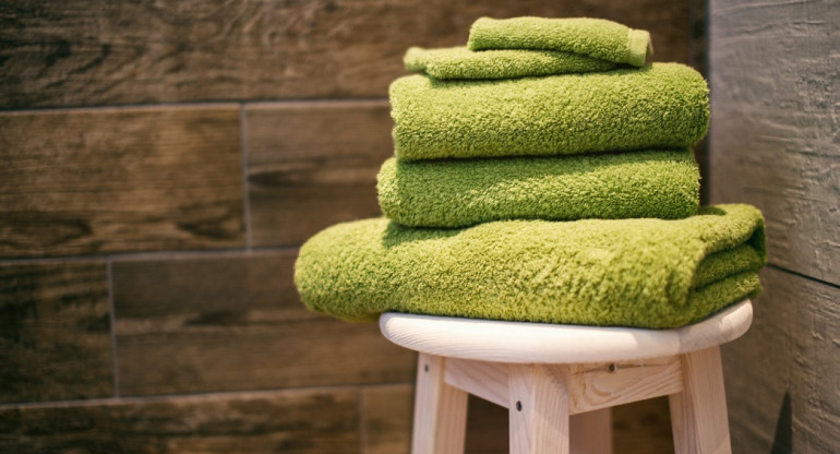 Las toallas de los hogares, las cuales deben lavarse con regularidad, pueden arruinarse rápidamente. Foto: Unsplash