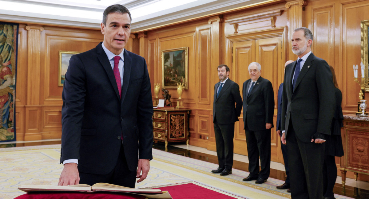 Sánchez toma juramento ante el rey Felipe VI. Video: Reuters.