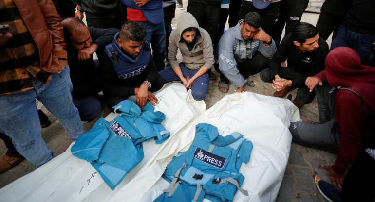 Palestinos lloran a los periodistas locales Hassouna Sleem y Sary Mansour, que murieron en un ataque israelí contra una casa. Reuters.