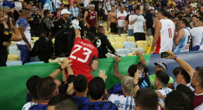 Dibu Martínez defendió a los hinchas argentinos en las tribunas del estadio Maracaná. Foto: REUTERS.