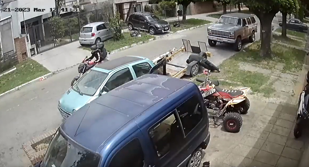 Los delincuentes escaparon tras dispararle al mecánico. Foto: Captura de video.