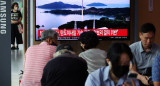 Pasajeros miran un televisor que emite una noticia sobre Corea del Norte lanzando un cohete espacial, en una estación de tren en Seúl, Corea del Sur. Foto: Reuters.