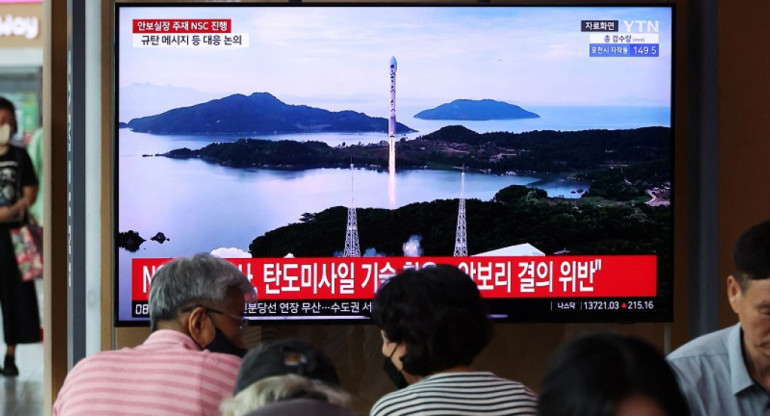 Pasajeros miran un televisor que emite una noticia sobre Corea del Norte lanzando un cohete espacial, en una estación de tren en Seúl, Corea del Sur. Foto: Reuters.