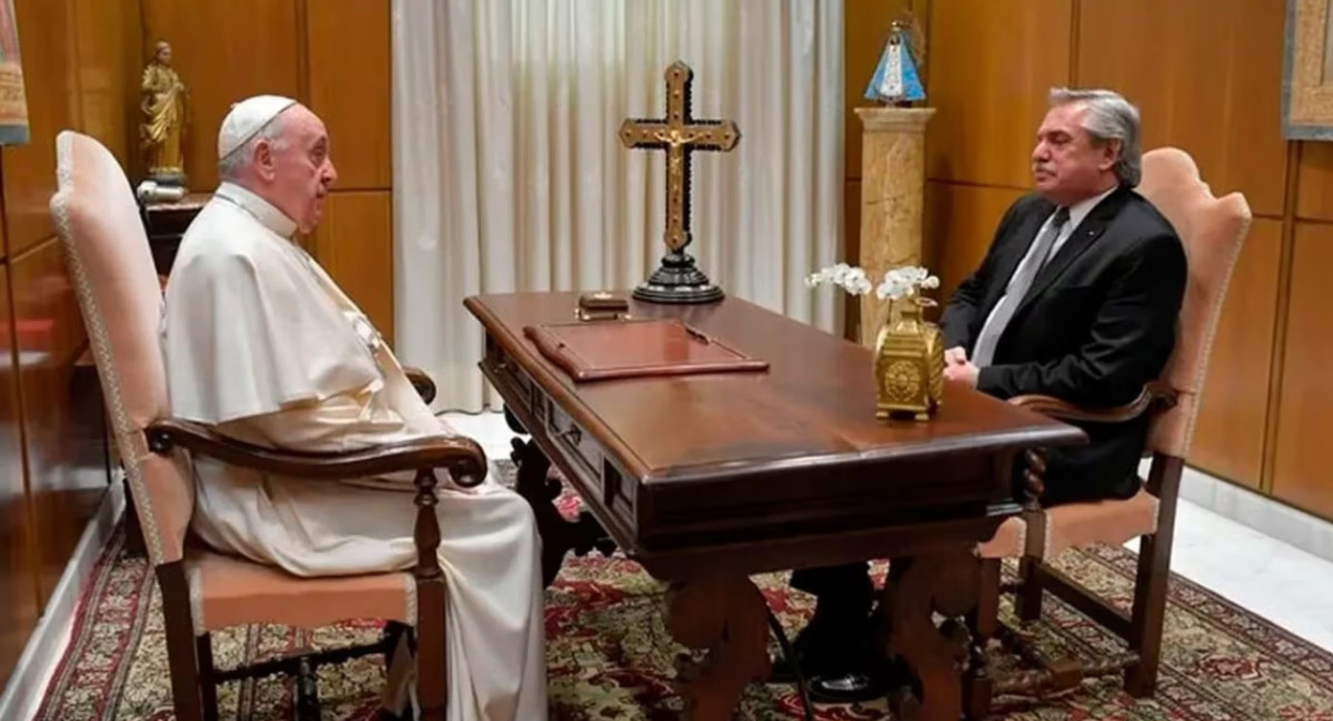 El Papa y Alberto Fernández en una visita del presidente en el Vaticano. NA