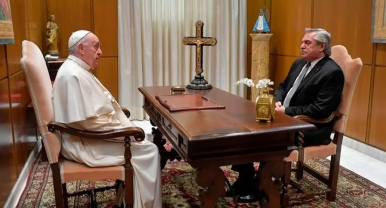 El Papa y Alberto Fernández en una visita del presidente en el Vaticano. NA