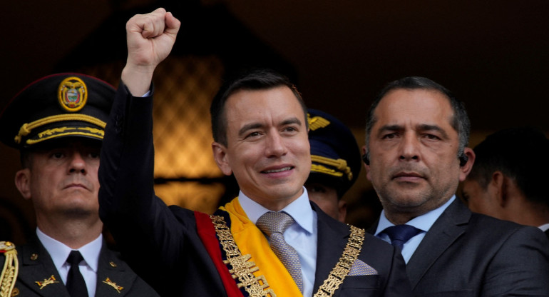 El presidente de Ecuador, Daniel Noboa, hace gestos a sus partidarios desde el balcón del palacio de gobierno, en Quito, Ecuador. Reuters
