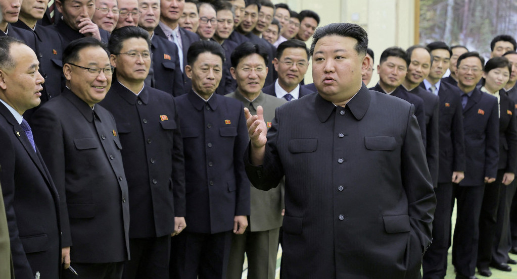 Kim Jong-Un visitó científicos que trabajaron en el satélite espía. Foto: Reuters.