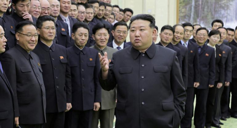 Kim Jong-Un visitó científicos que trabajaron en el satélite espía. Foto: Reuters.