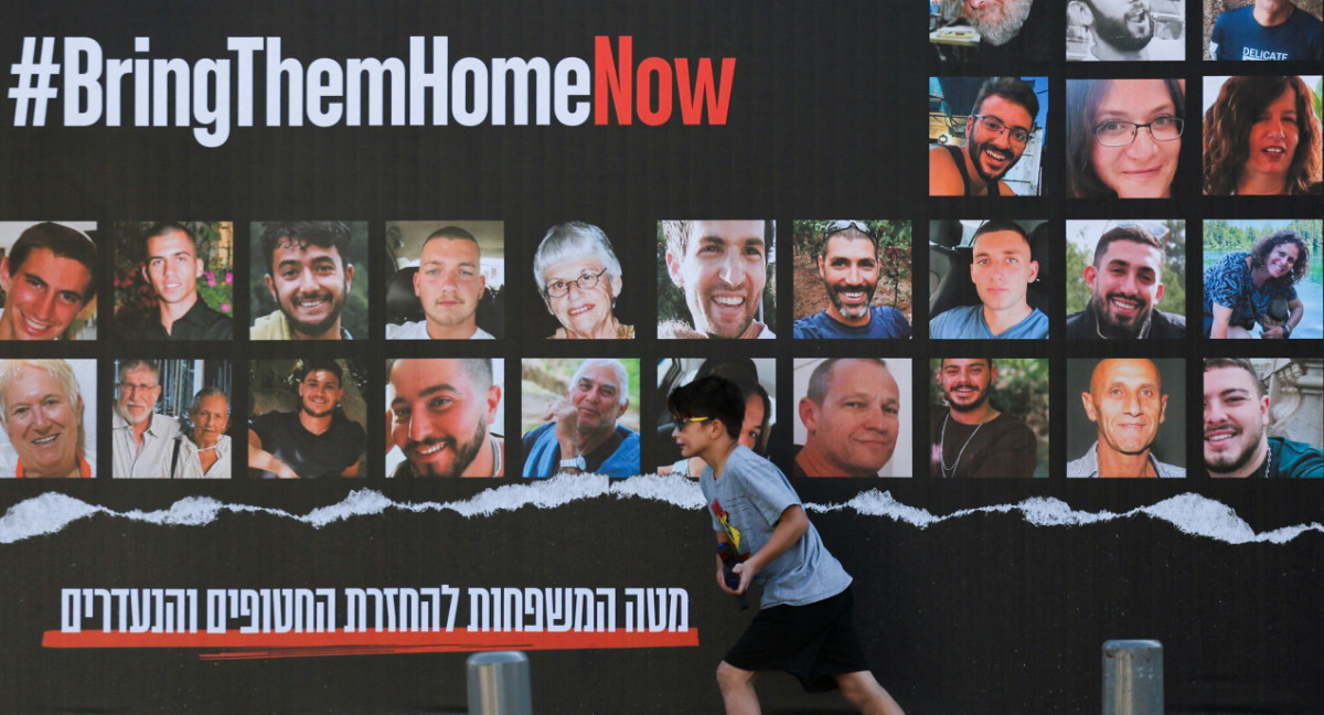 Mural de israelíes secuestrados por Hamás. Foto: Reuters.