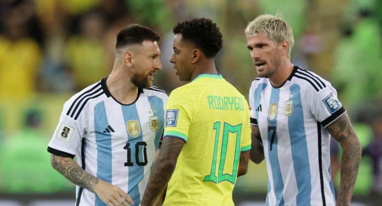 El tenso cruce entre Messi y Rodrygo. Foto: Reuters.