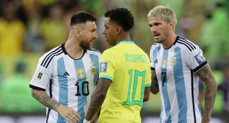 El tenso cruce entre Messi y Rodrygo. Foto: Reuters.