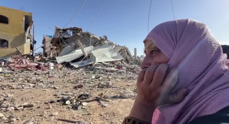 Gazatíes buscan sus cosas entre las ruinas. Foto: Reuters.