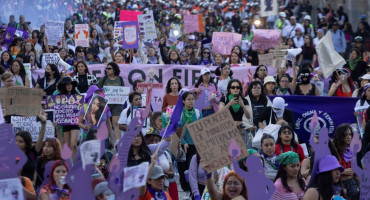 Marcha multitudinaria por el Día Internacional de la Eliminación de la Violencia contra la Mujer en México. Foto: Reuters.