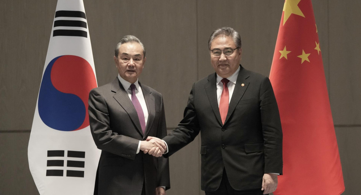 El ministro de Asuntos Exteriores surcoreano, Park Jin estrecha la mano de su homólogo chino, Wang Yi. EFE