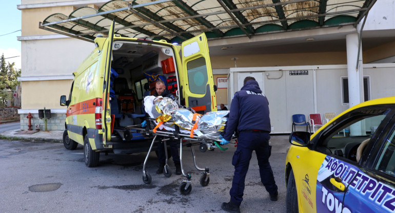 Trasladan al rescatado al hospital. Foto: Reuters.