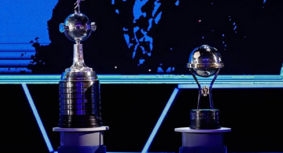 Los trofeos de la Copa Libertadores y la Sudamericana. Foto: NA.