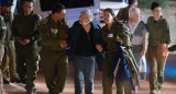 Mujeres y niños israelíes liberados por Hamas se reencuentran con sus seres queridos. Foto: EFE.