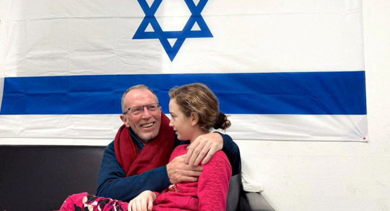 El reencuentro de Emily Hand, israelí-irlandesa secuestrada por Hamás, y su padre. Foto: Reuters