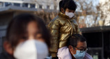 Aumentan los casos de neumonía en China. Un hombre carga a su hijo hacía el hospital. Reuters.