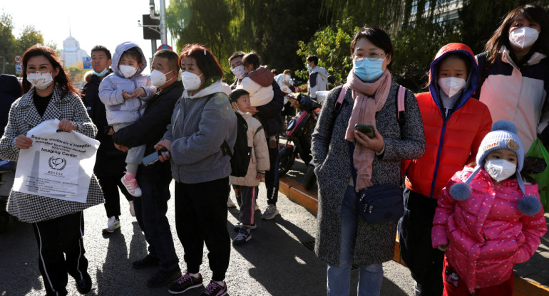 Aumentan los casos de neumonía en China. Reuters.