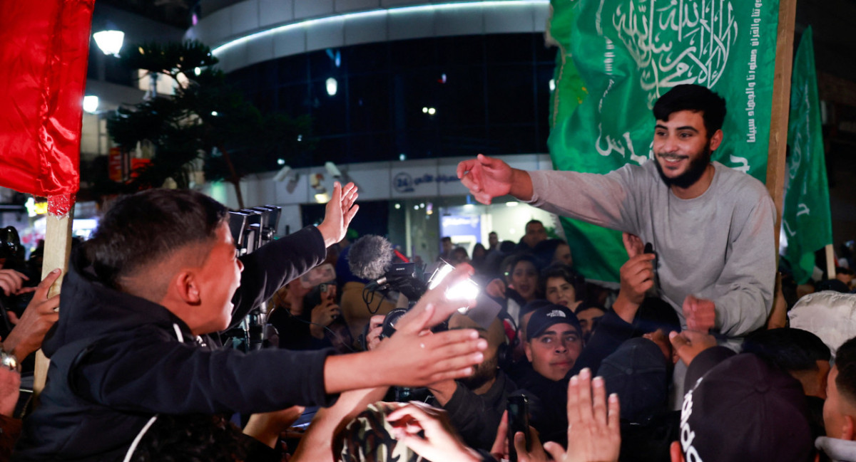 Una multitud recibió a los presos palestinos liberados por Israel. Foto: Reuters