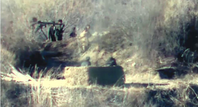Soldados norcoreanos transportan armamento y aparentemente reconstruyen puestos de vigilancia que habían sido destruidos con base en el pacto militar bilateral de 2018 en fotos captadas junto a la frontera por el ejército surcoreano. EFE