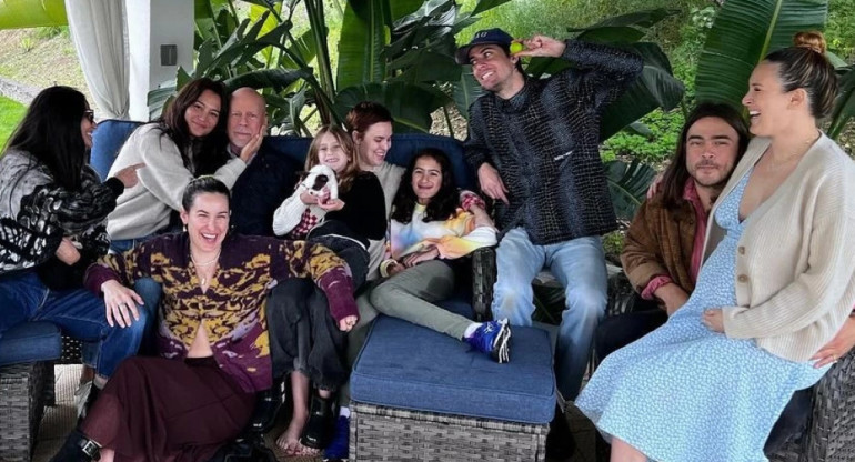 Bruce Willis junto a su familia. Foto: NA.