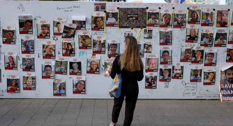 Instalación con fotografías de rehenes tomados por el grupo islamista palestino Hamás, en Tel Aviv. Reuters.