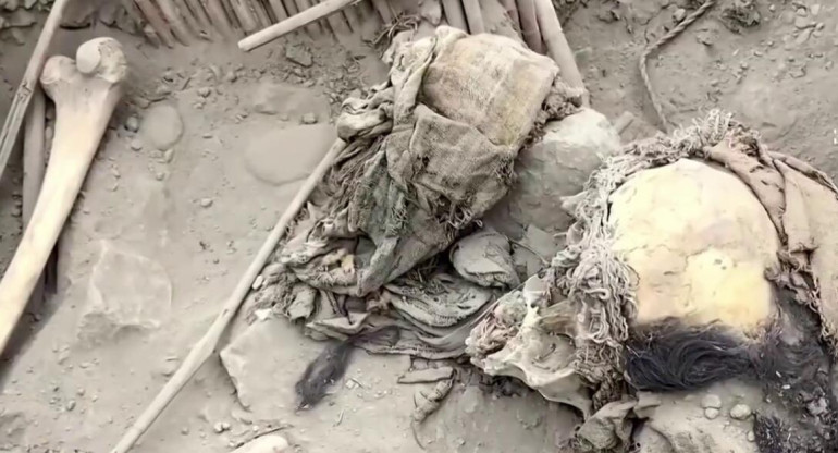 Descubren restos humanos de 5 personas en una colina de Perú. Foto: X/@AlRojoVivo