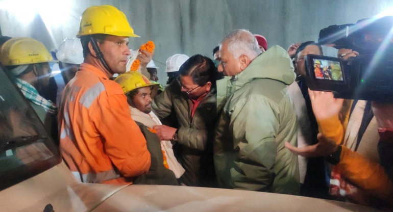 Rescate de los trabajadores atrapados en un derrumbe en India. Foto: Reuters.