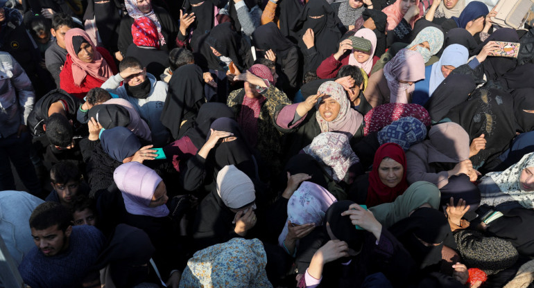 Palestinos se agolpan para recibir ayuda humanitaria en Gaza. Foto: Reuters.