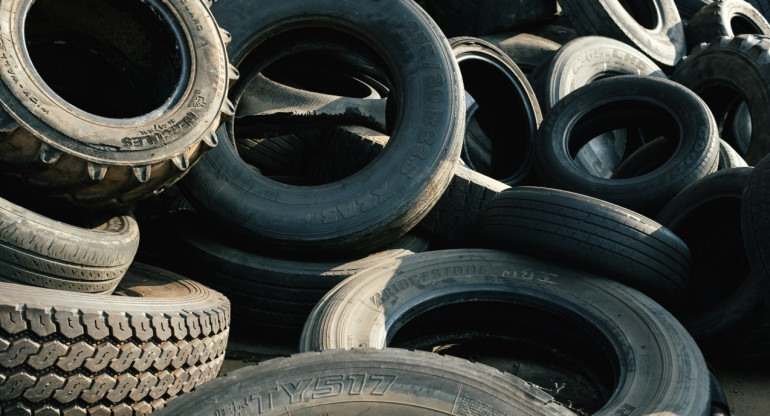 Un neumático puede tardar en descomponerse de 500 a 1000 años. Foto: Unsplash.