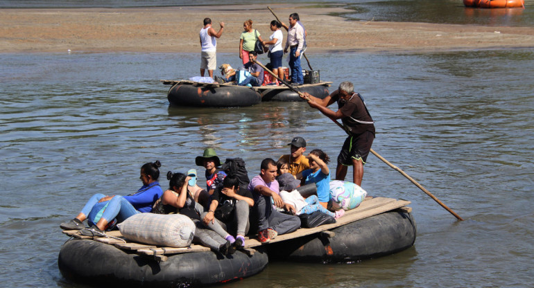 Cientos de migrantes quedan varados con temperaturas bajo cero en el río Bravo entre México y los Estados Unidos