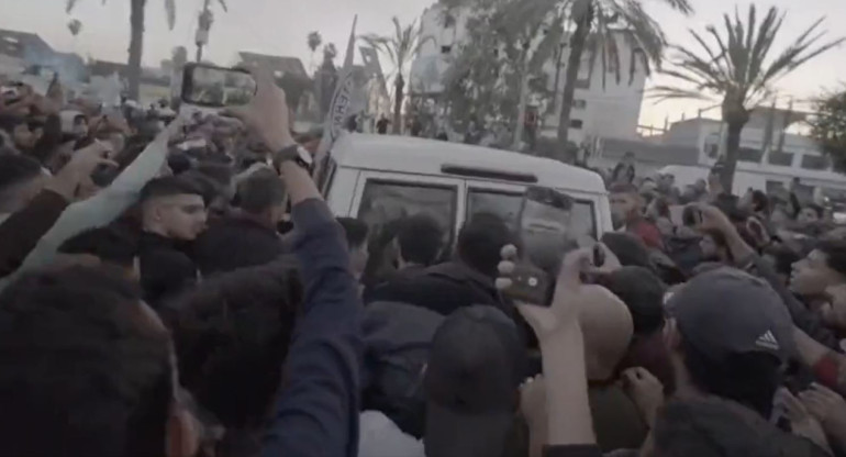 El intercambio de rehenes en medio de una multitud. Foto: captura de video.
