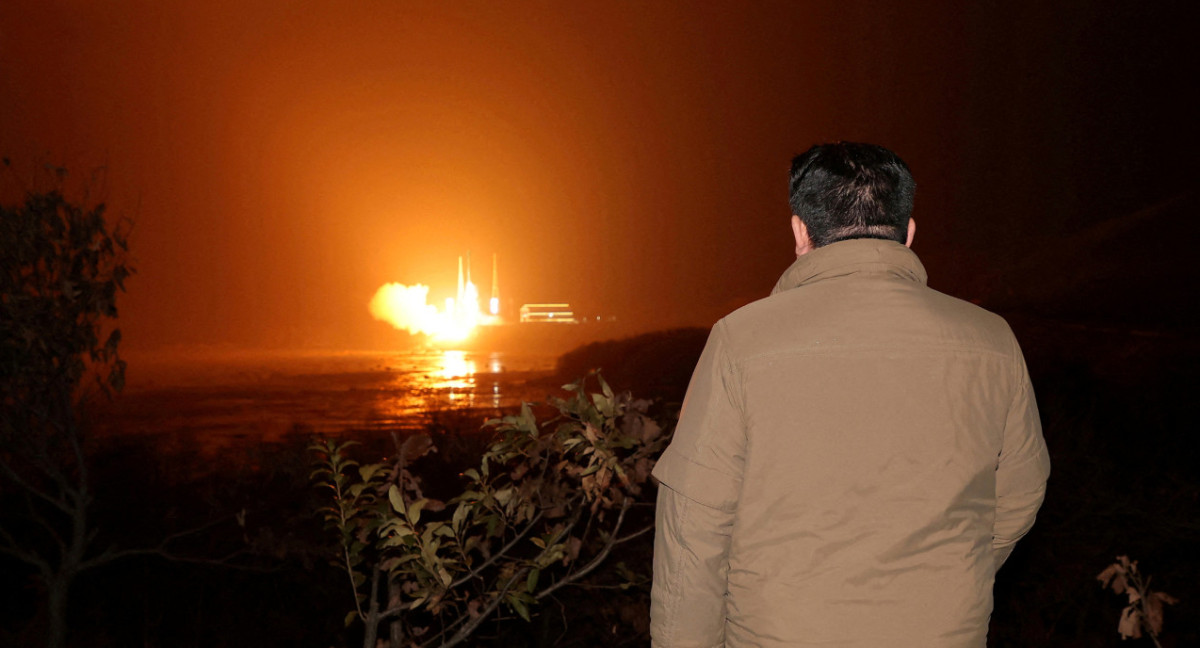 Satélite espía de Corea del Sur, Kim Jong-un mirando su despegue. Foto: Reuters.