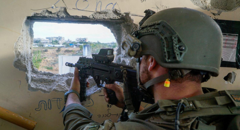Soldado israelí apunta a objetivo en Gaza. Foto: Reuters.