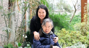 Keiko Fujimori y su padre el expresidente de Perú. Foto: X