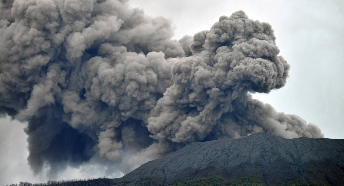 Mueren 11 alpinistas tras la erupción de un volcán en Indonesia. REUTERS