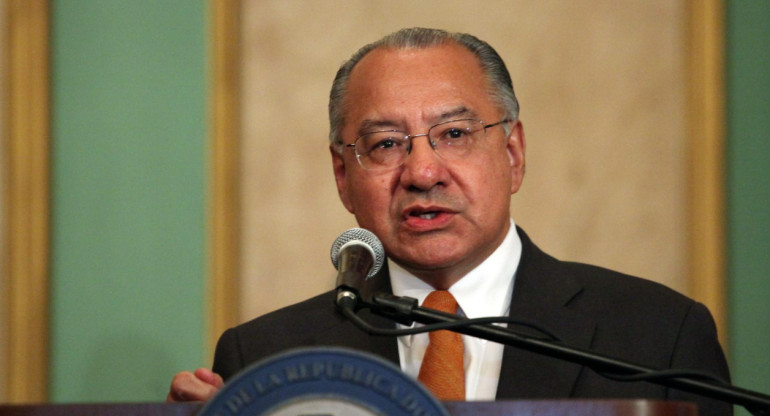 Fotografía de archivo fechada el 8 de mayo de 2013 donde aparece el exdiplomático estadounidense Manuel Rocha mientras habla durante una rueda de prensa en Santo Domingo (República Dominicana). EFE