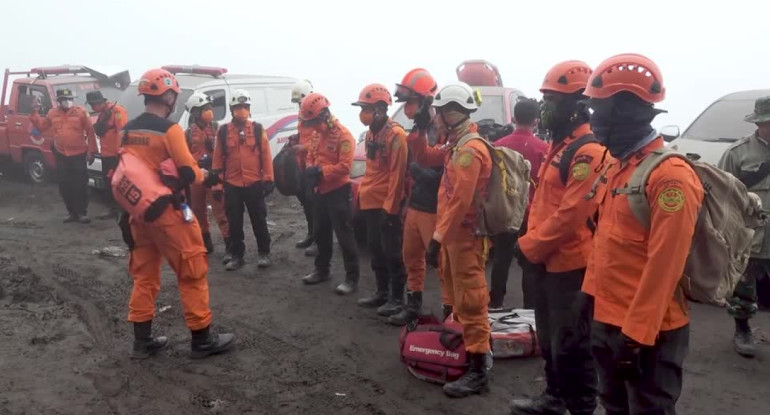 Rescate en el volcán Marapi. Foto: Reuters.