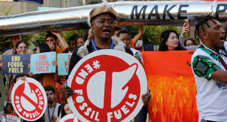 Activistas climáticos protestan contra los emisores de combustibles fósiles durante la COP28. Foto: Reuters.