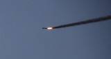 n interceptor de misiles Iron Dome vuela por el cielo, durante un conflicto en curso entre Israel y el grupo islamista palestino Hamas, en la frontera con Gaza. Reuters