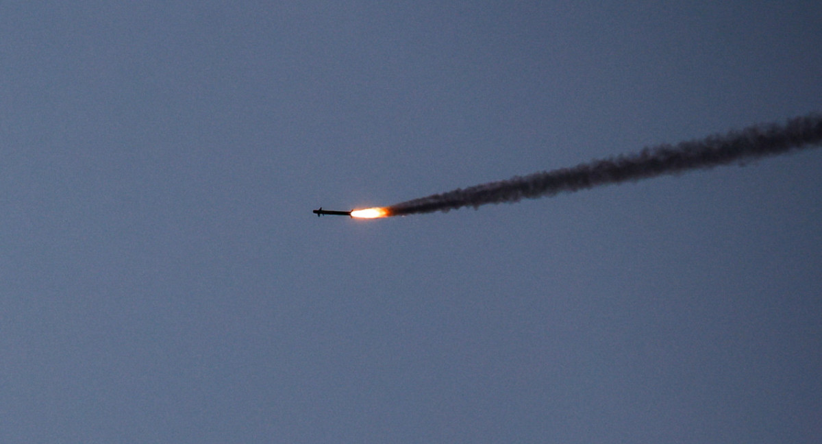 n interceptor de misiles Iron Dome vuela por el cielo, durante un conflicto en curso entre Israel y el grupo islamista palestino Hamas, en la frontera con Gaza. Reuters